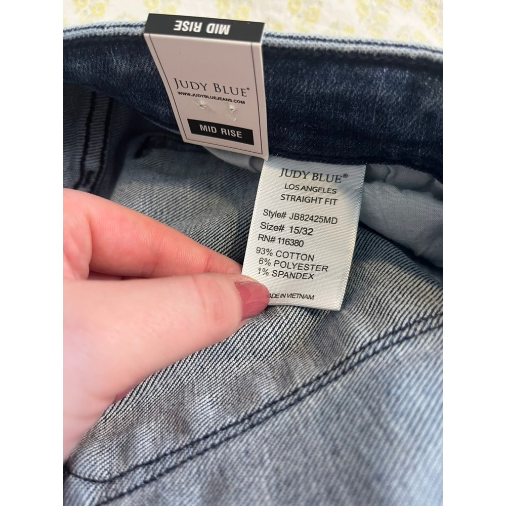 NWT Judy Blue Mid Rise Straight Leg Distressed Jeans Medium Wash Frayed Hem 32 - Picture 8 of 8